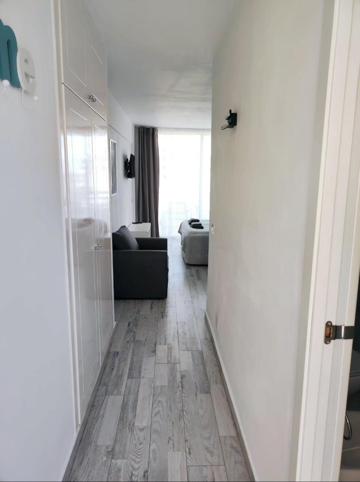 Modern Ponderosa, Americas Apartment